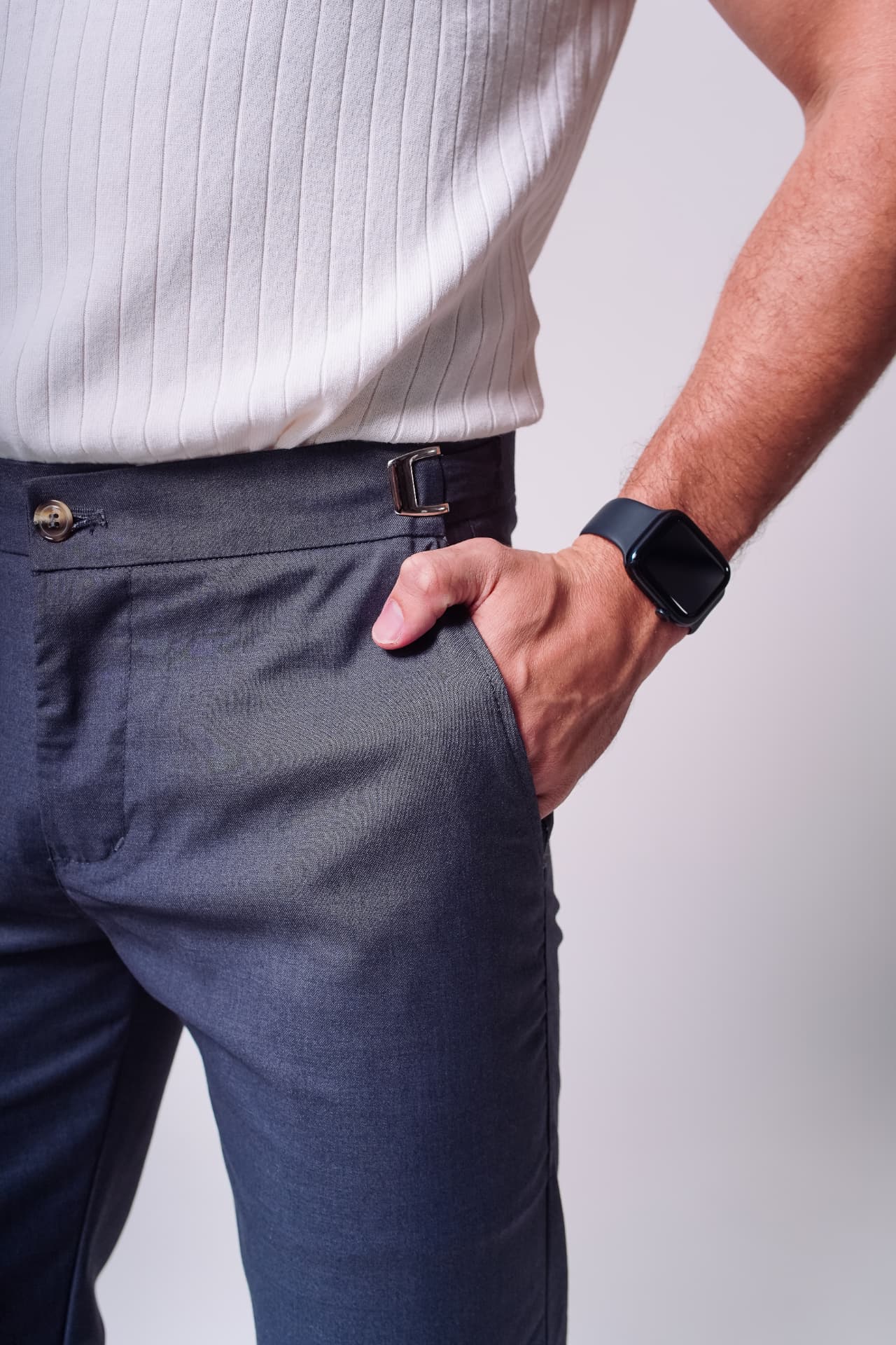 Detalhe de cintura e bolso em calça grafite VestMen